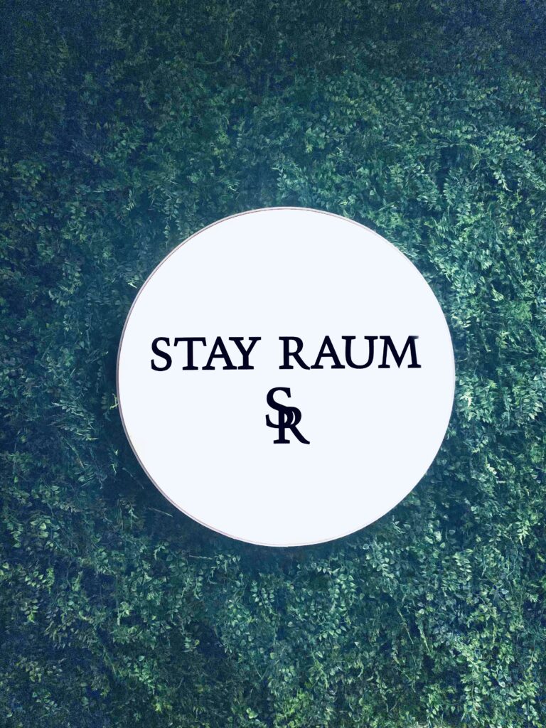 스테이라움 간판 로고